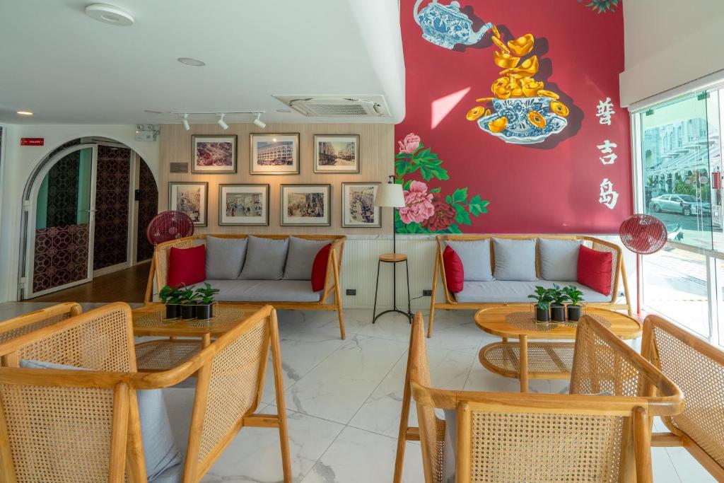 Shared lounge/TV area