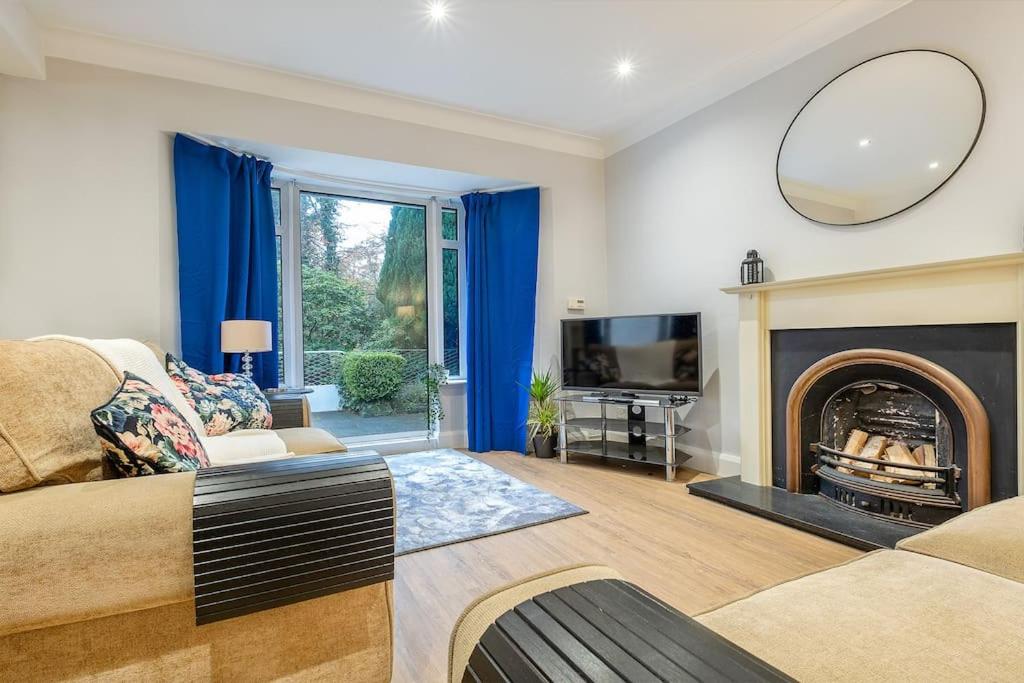 4 double bedrooms Lux Villa in Malone Belfast, Belfast