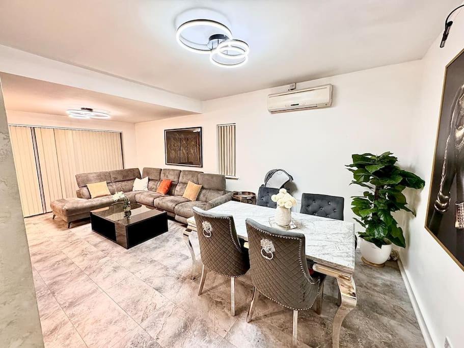 Elegant 3BD Home with Soul, Harold Wood