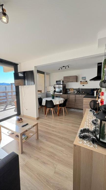 T2 lumineux avec terrasse lisière de forêt, Égat