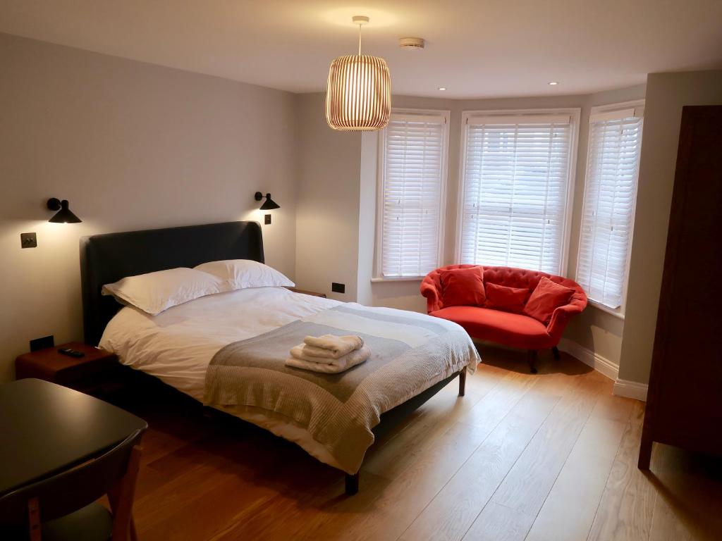 Stylish Studio Apartment, ensuite, kitchenette, Twickenham