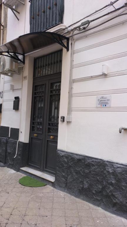 Housecapuana100, Katánie