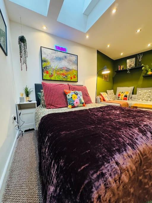 11 Impressive and Spacious Studio Sleeps 4, Birmingham
