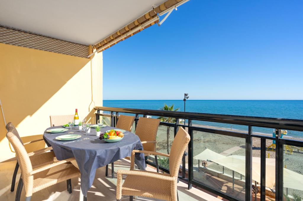 3 Bedroom, sea front & sea view, plunge pool, Fuengirola