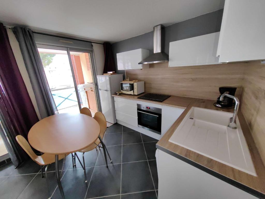 Splendide T3 rénové avec piscine et parking à 100m de la mer, 6 pers, terrasse, WIFI - FR-1-607-206 - 2