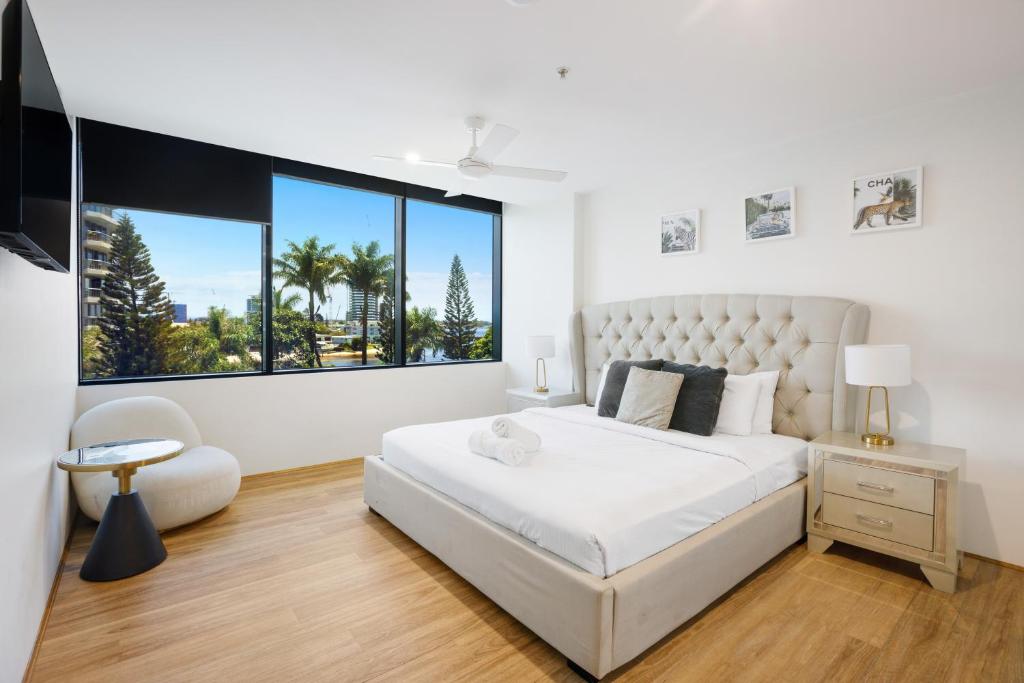 Circle on Cavill Canal Views Huge Apartment, Gold Coast
