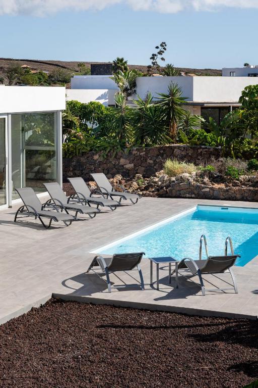 Almara House, Luxury villa with heated pool, La Oliva