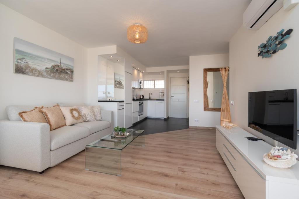 Luxury Frontline beach apartment with sea view - 3