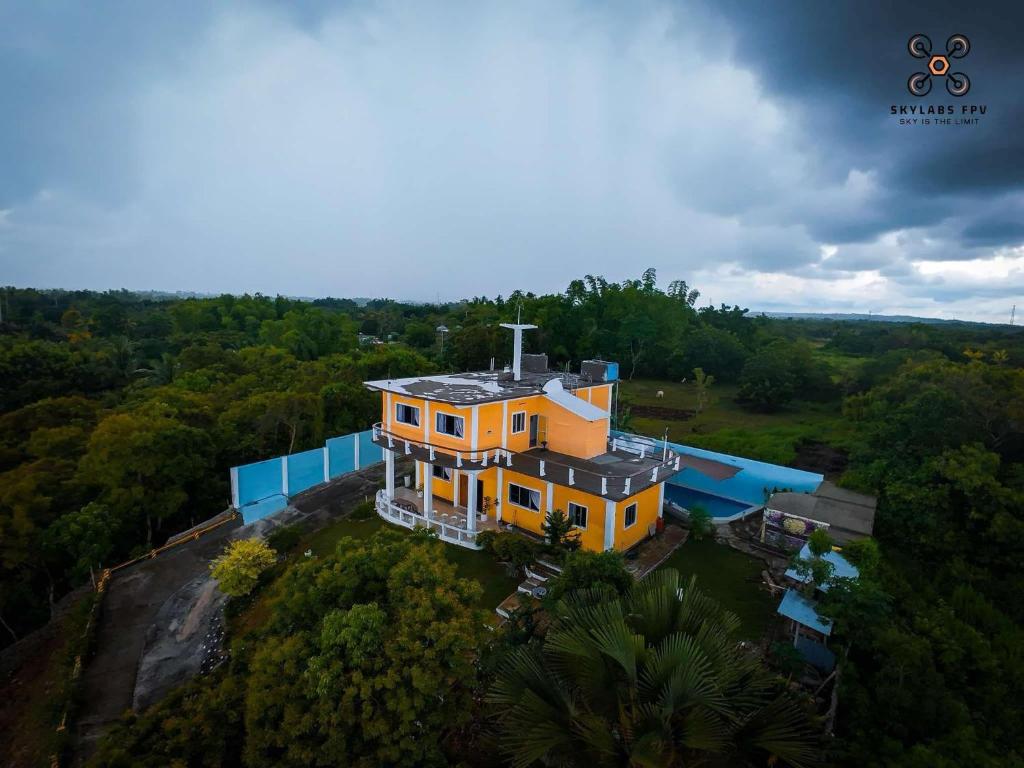 Huge house with seaview, Daanbantayan