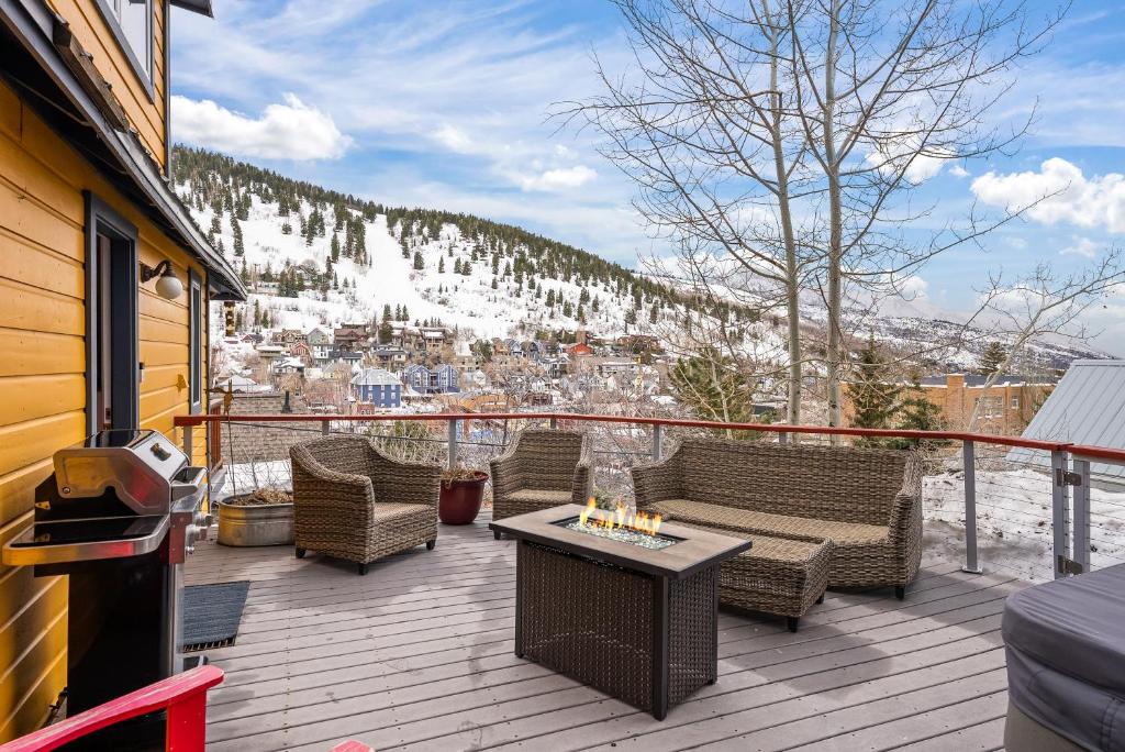 Walk to Main Street, Large beautiful Home, Private Tub, 3BR, Park City