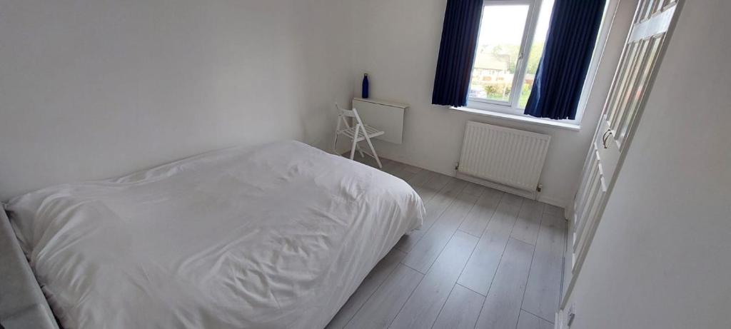 London Travellers Room - Romford, Hornchurch, Gidea Park to Heathrow via Elizabeth line, Harold Wood