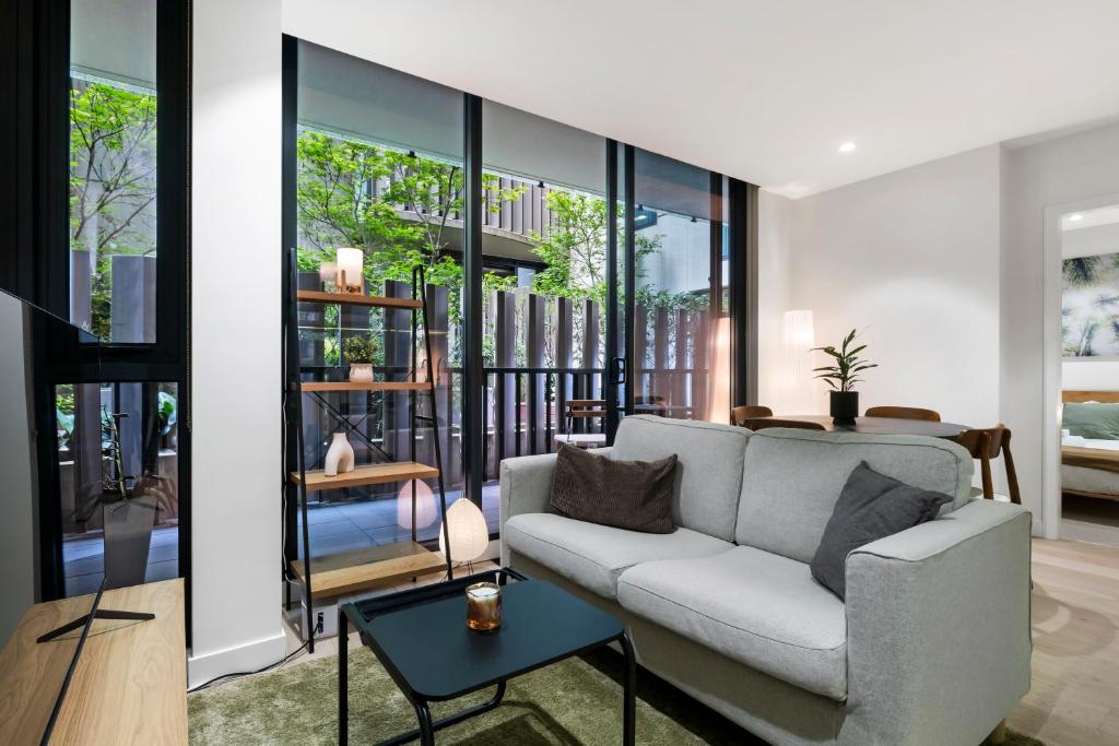 Stylish, Modern and Central Apt with Balcony and WiFi, Melbourne
