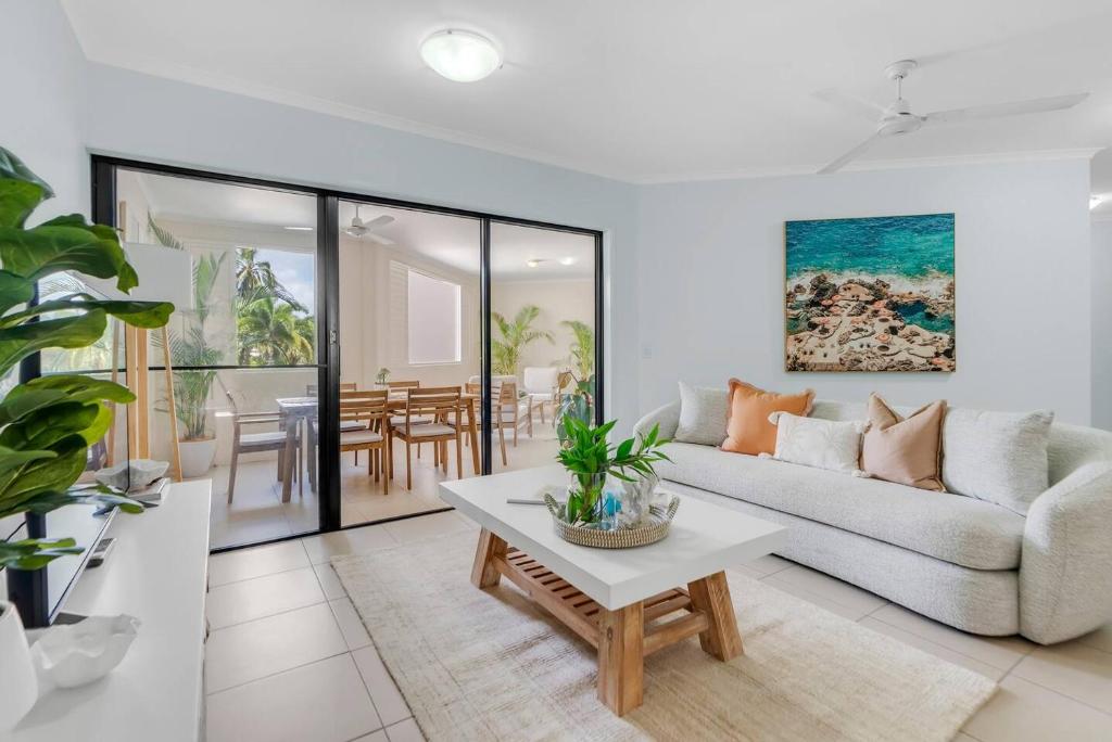 Coral Poolside - Resort Living by Cairns Esplanade, Cairns North