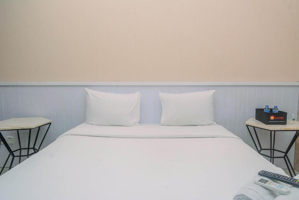 Minimalist and Comfy Studio at Grand Dhika City Apartment By Travelio, Bekasi