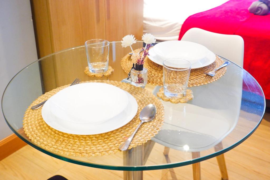 Condo in Makati with Fast WiFi, Free Pool, Netflix and Own Balcony, Manila