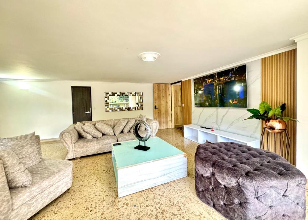 5 Hab, espacioso, piscina, al lado del Tesoro!, Medellín