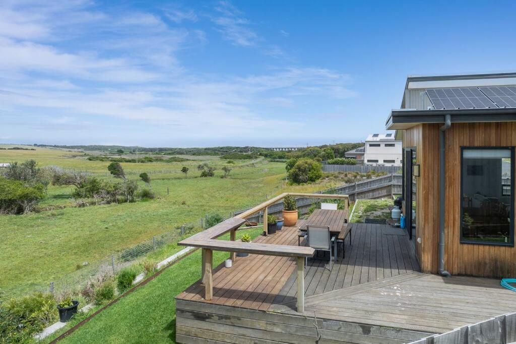 Modern Coastal Escape - Pet Friendly with Fireplace, Kilcunda