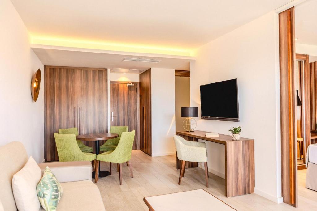 Zafiro Palace Palmanova — Palma Nova, Balearic Islands