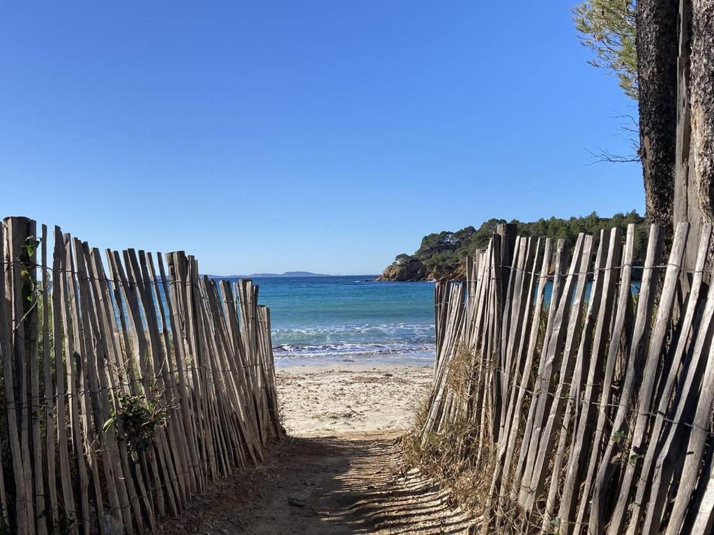 La Mandragora, belle Villa pour 6 personnes avec piscine à débordement et vue mer à La Londe-les-Maures - 3