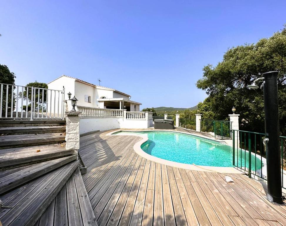 Villa Cigalou pour 8 personnes avec piscine chauffée et petite vue mer au domaine de Valcros à La Londe les Maures - 1