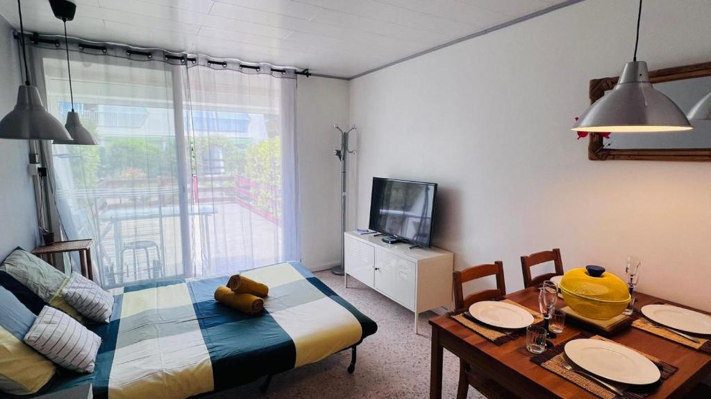 Studio dans quartier calme - climatisation - terrasse - parking - à 900m des plages et 400m des commerces - 2