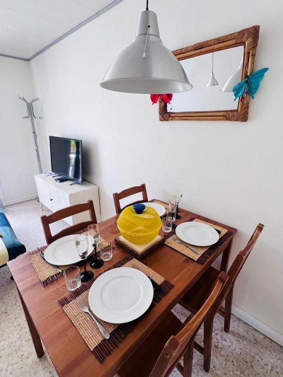 Studio dans quartier calme - climatisation - terrasse - parking - à 900m des plages et 400m des commerces - 4
