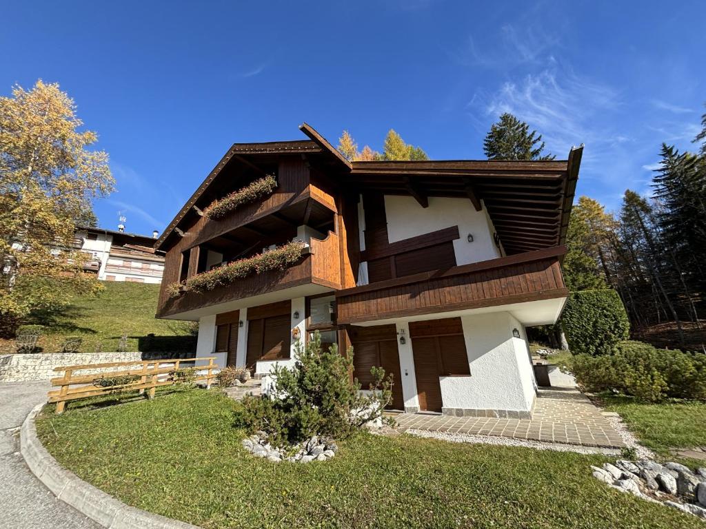 Casa Funivia, immersa nel verde e vicina al centro di Cortina - 5