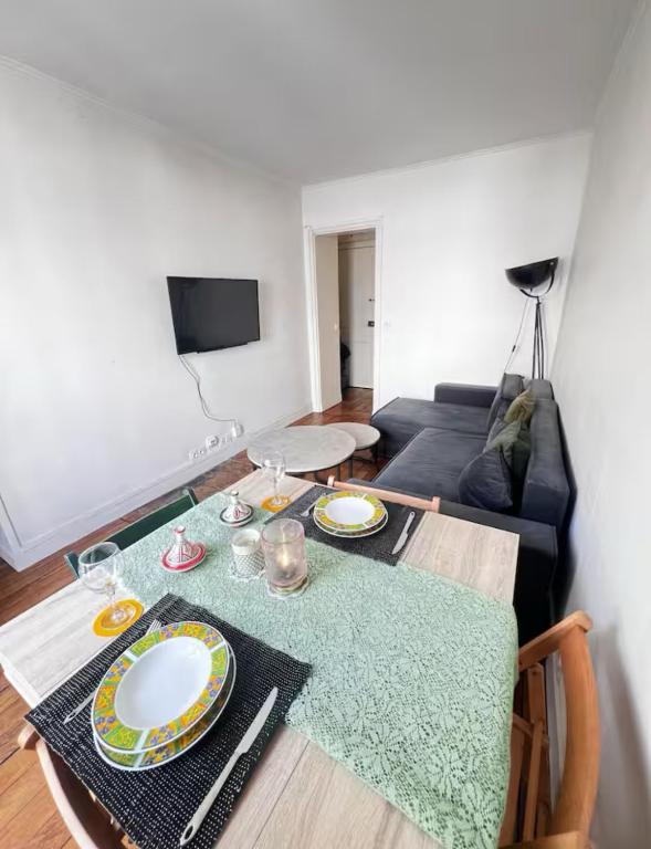 Eiffel Tower View Haussmanian Charm 2min walk from the Eiffel Tower gardens - 3