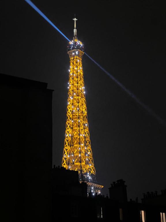 Eiffel Tower View Haussmanian Charm 2min walk from the Eiffel Tower gardens - 2