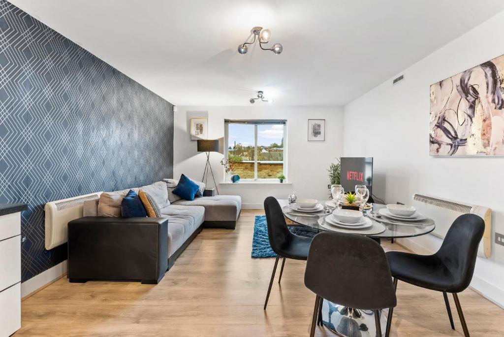 Stylish 2 Bed 2 Bath Abode with Parking, Dewsbury