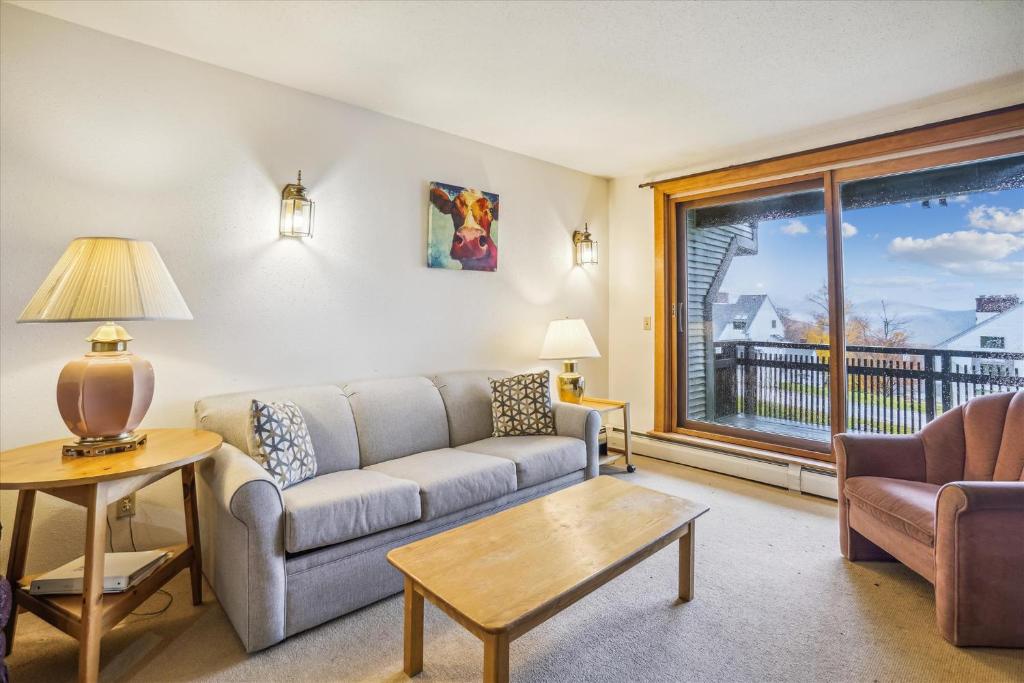 Ski on ski off, beautiful views, 2 bedroom condo with access to indoor pool, Sunrise C5, Killington