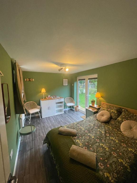 Farsley guest room seperate entrance with double bedroom and private shower room, Farsley