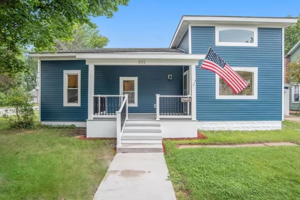 Upscale luxury home just a few blocks from beach, Ludington