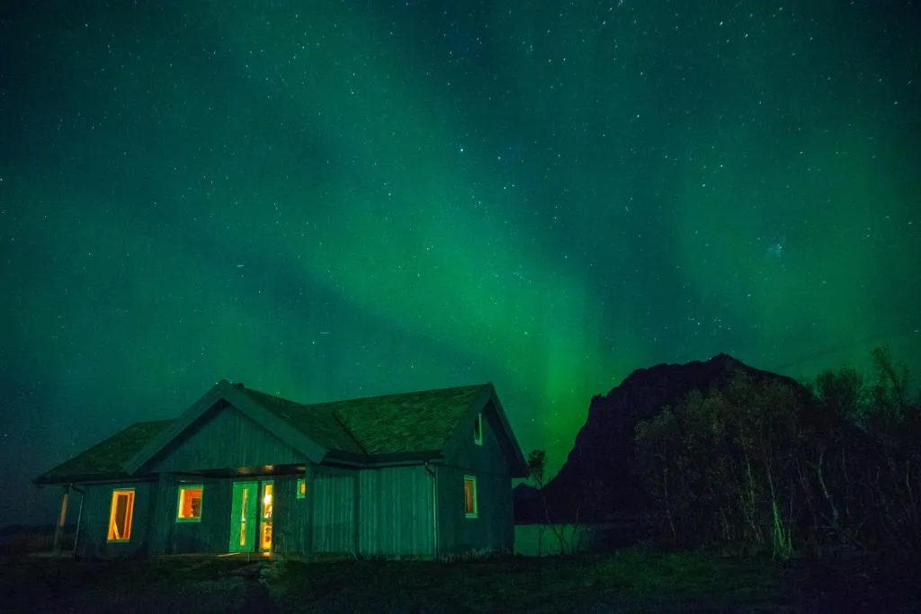 See Lofoten mountains midnight sun and nothern lights in Steigen, hotel in Steigen