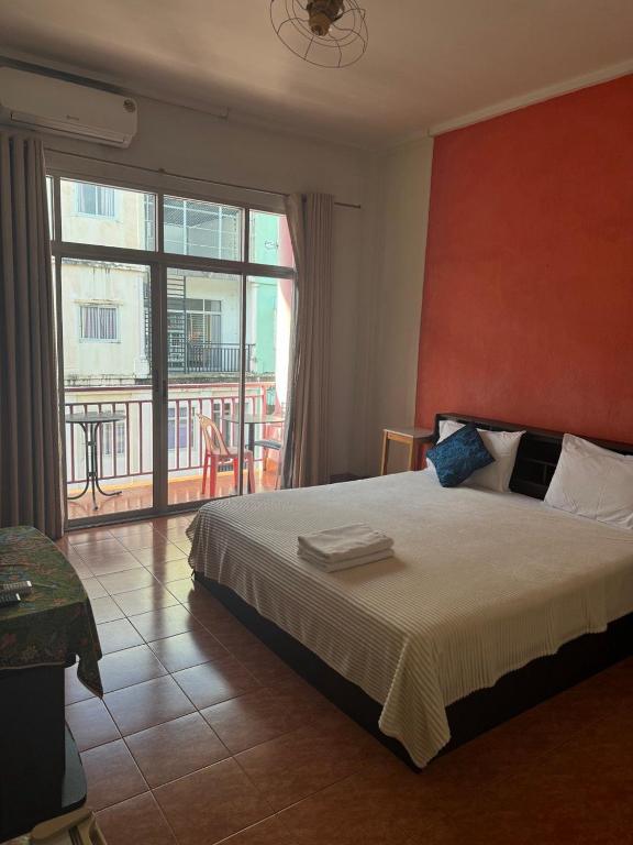 Lucky Banzaan, Pláž Patong