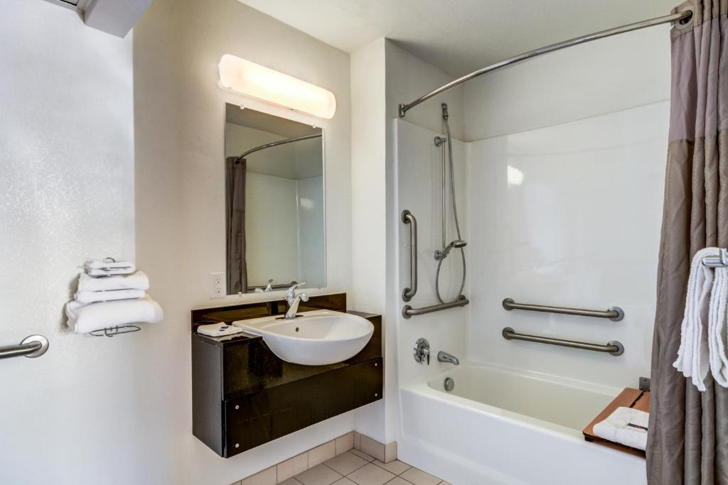 Bathroom, Motel 6 Fort Collins, CO in Fort Collins (CO)