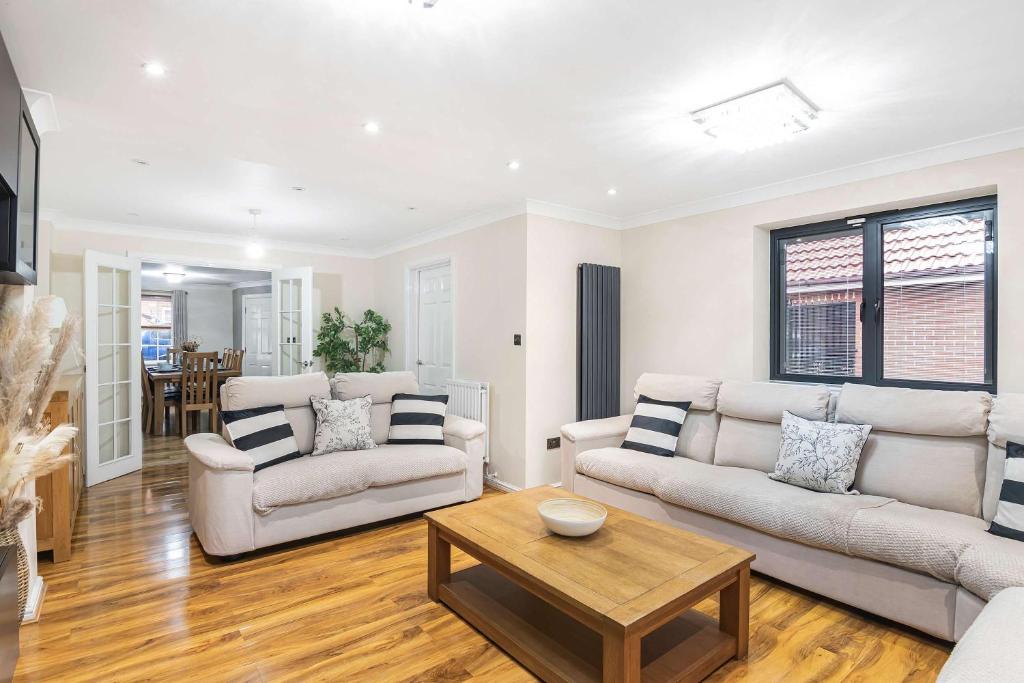 The Roost Group - 8-Bed Home, 5 Mins to M25&A13, Stifford