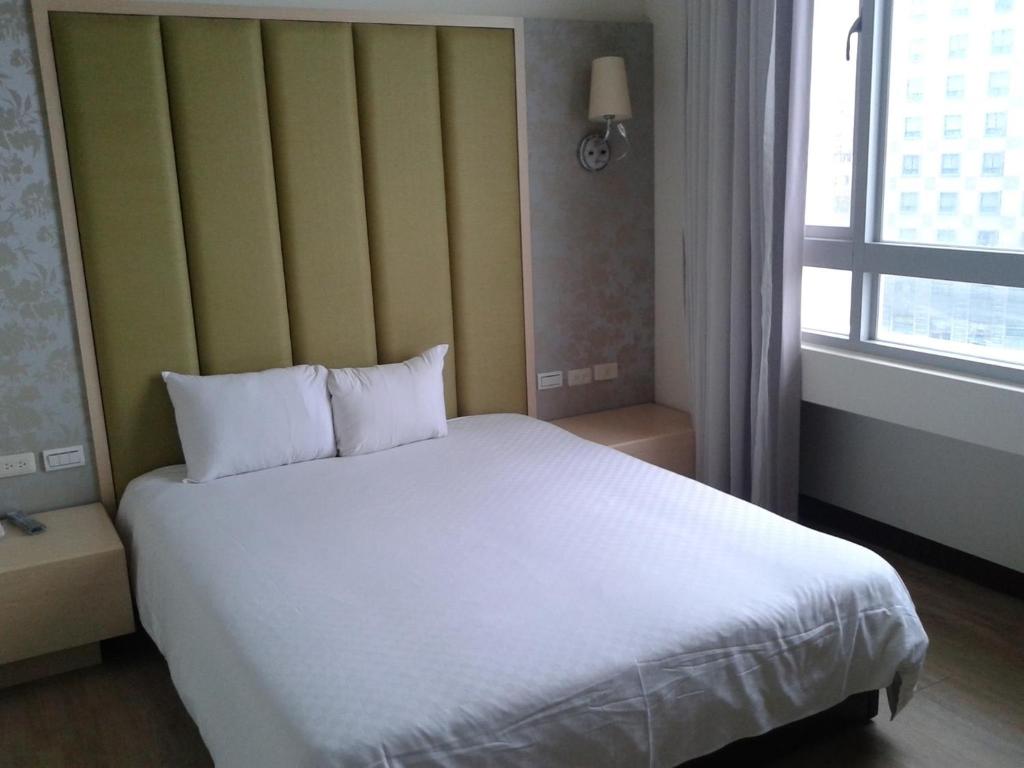 Happy Hotel photo
