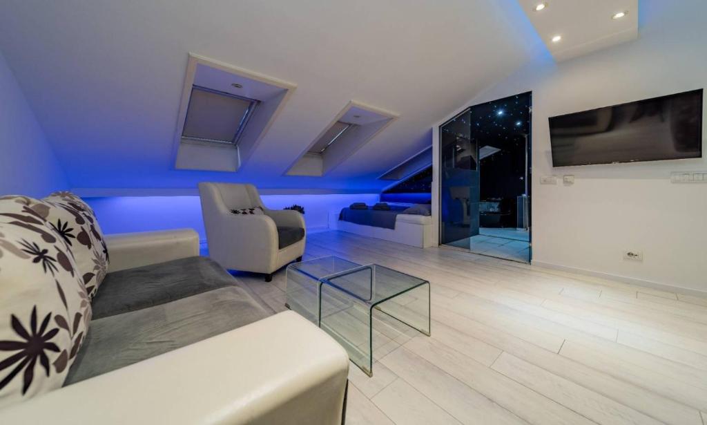 Morning Wood - Skylight - 5