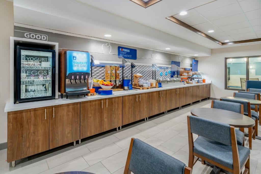 4. 홀리데이 인 익..