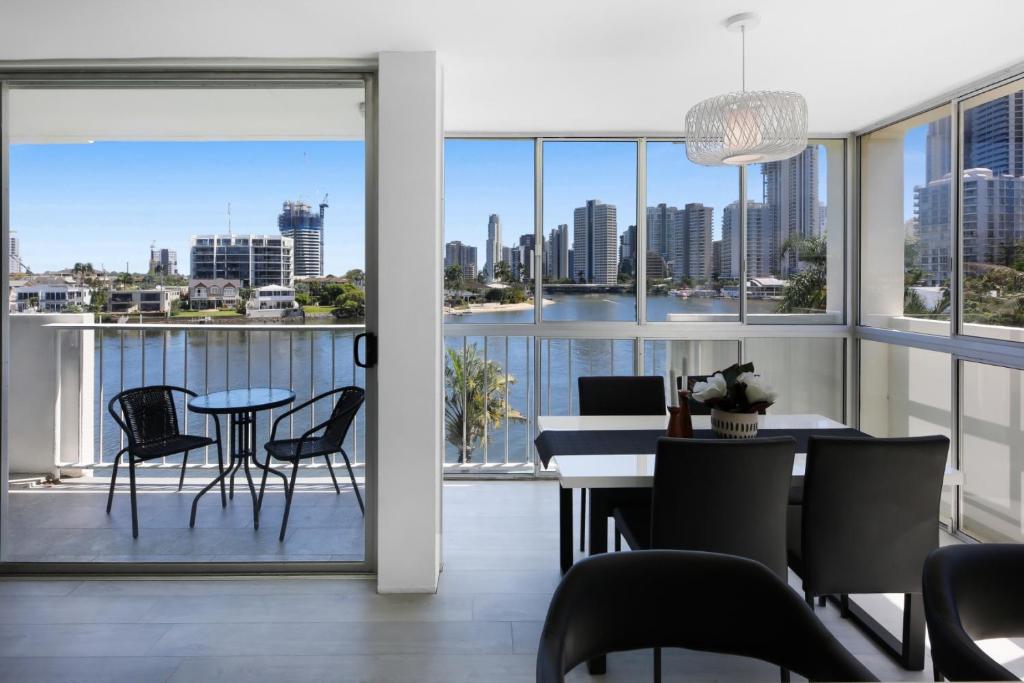 Stylish 2-Bed in Surfers Paradise with River Views, Gold Coast