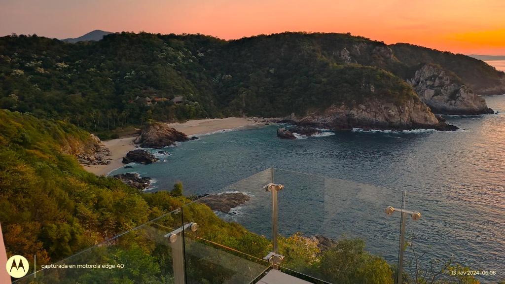 EXCLUSIVE OCEANFRONT Casa Di Luca, Playa Estacahuite