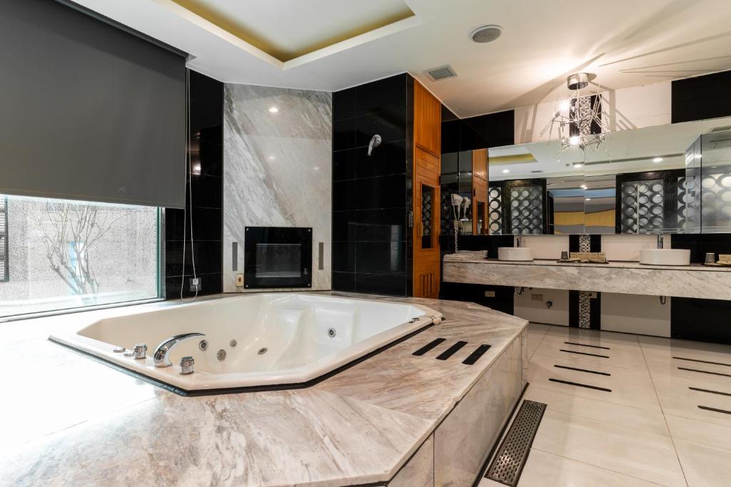 Bathroom, OHYA Boutique Motel-Shin-Ying Branch in Tainan