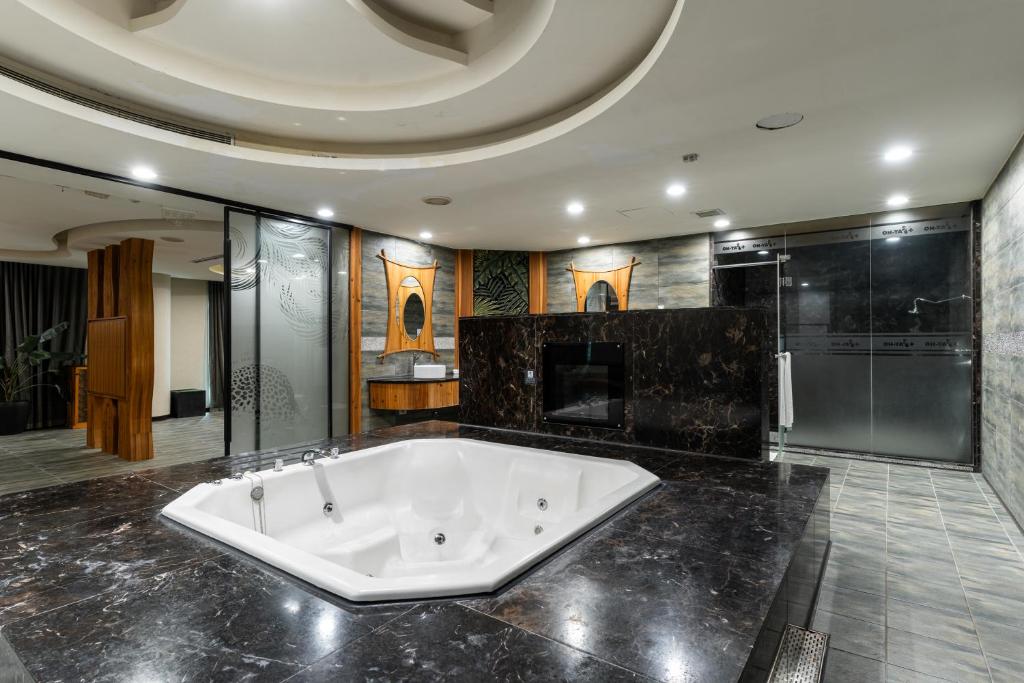 Bathroom, OHYA Boutique Motel-Shin-Ying Branch in Tainan