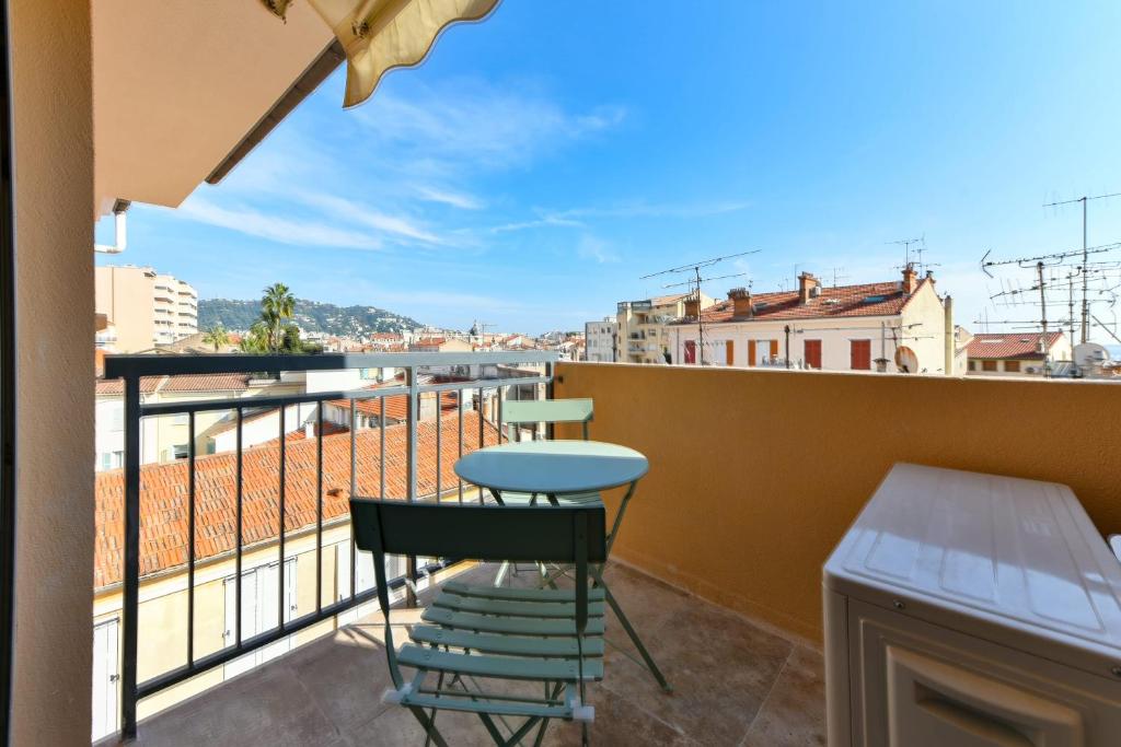 L'ALIZEE avec jolie terrasse vue sur la ville, charmant studio dans le centre de Cannes, Cannes