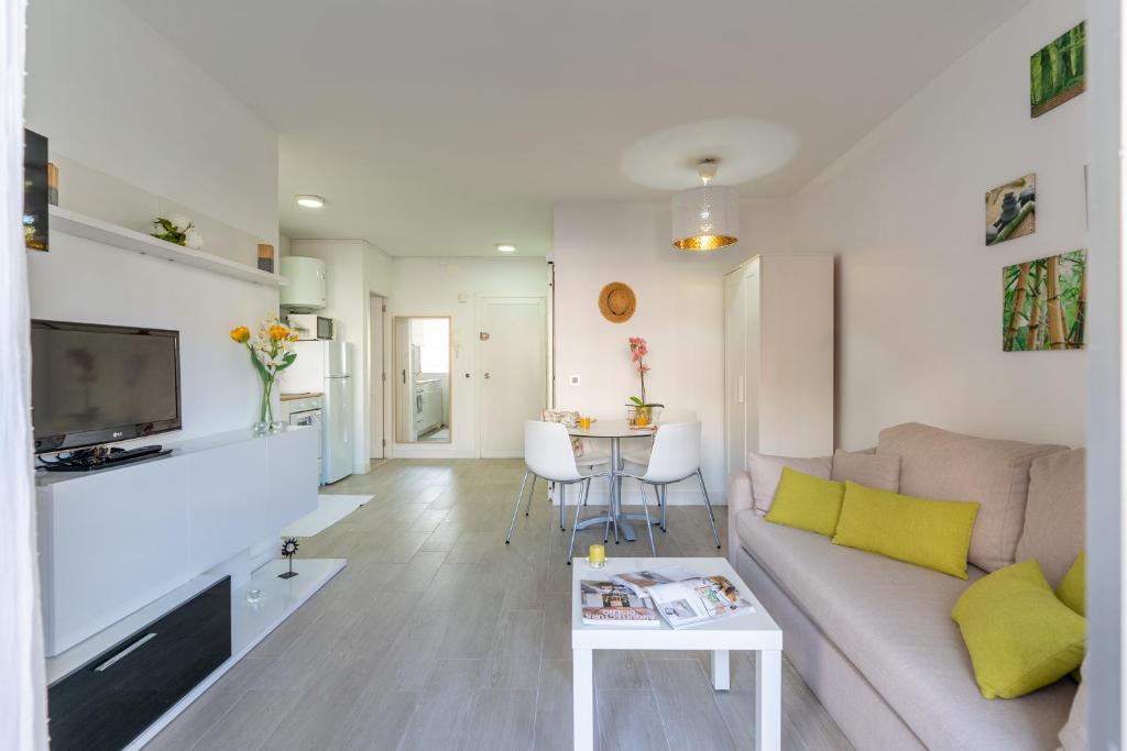 Central Los Cristianos Apartment with Pool Near Beach - Cris Sol - 4