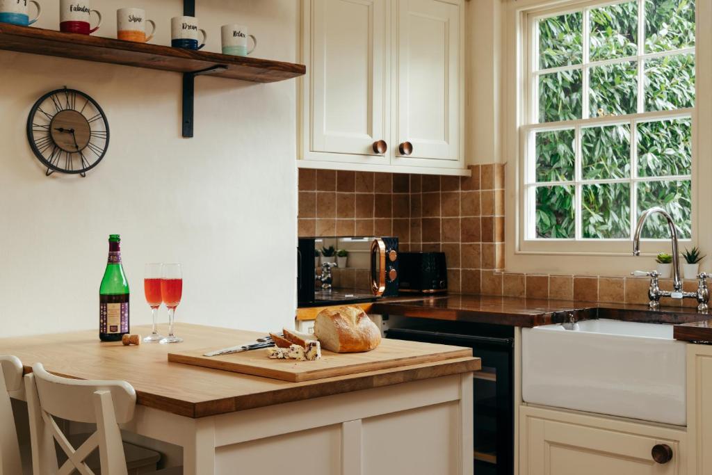Character Cheltenham Georgian Town House exterior - pet-friendly house stay in central Cheltenham
