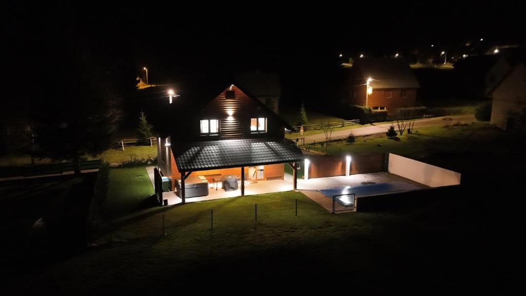 Villa Kum, Tuk Vojni