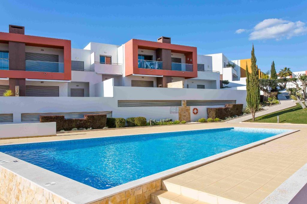 Albufeira Sunny Apartment 3 With Pool by Homing, Albufeira