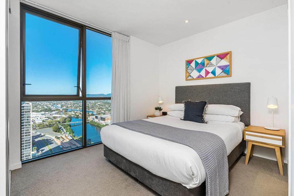 Modern 2BR Broadbeach Ocean Hinterland Views, Gold Coast